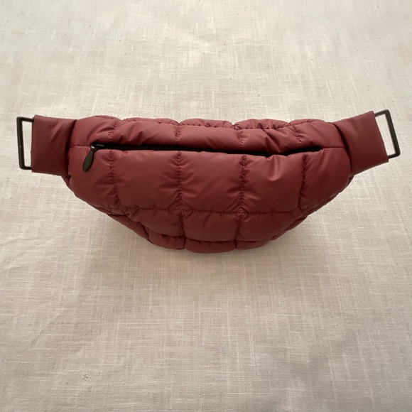 Vee Collective Berlin Burgundy Quilted “Porter”Sling Crossbody Bag NWOT - Picture 9 of 15